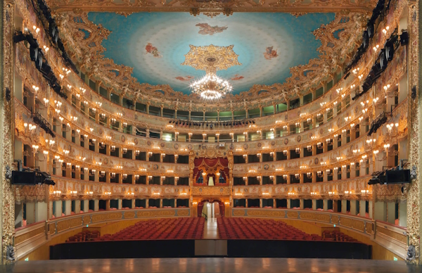 Venezia, Teatro la Fenice. Dario Canil presenta corsi e seminari Reiki vicino a Venezia, in Veneto, a Dolo (Venezia).